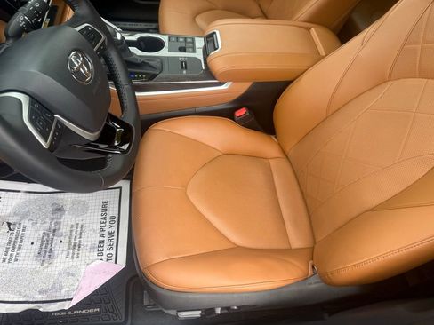 Used 2025 Toyota Highlander Platinum AWD/4WD image 15