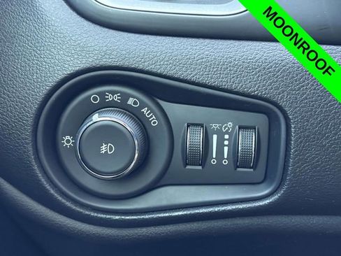 Used 2018 Jeep Renegade Latitude w/ Advanced Technology Group FWD image 12