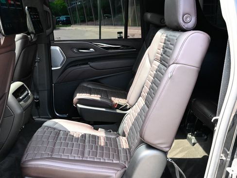 Used 2023 Cadillac Escalade ESV Sport Platinum w/ LPO, ONYX Package AWD/4WD image 37