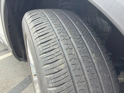 Used 2020 Ford Explorer Limited RWD image 3