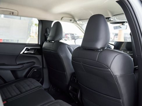 New 2025 Mitsubishi Outlander SE image 25