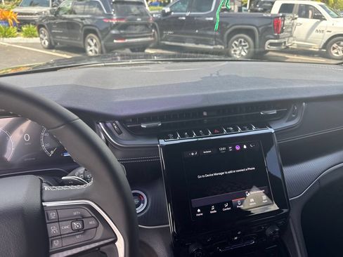 Used 2023 Jeep Grand Cherokee L Laredo RWD image 2