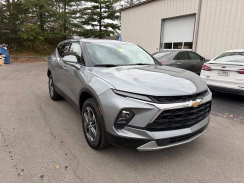 Used 2025 Chevrolet Blazer LT image 4
