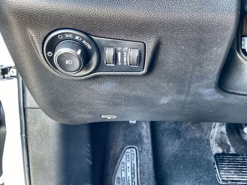 Used 2023 Jeep Compass Latitude image 9