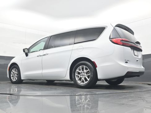 Used 2024 Chrysler Pacifica Touring-L FWD image 23