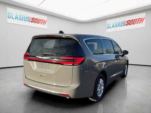 Used 2023 Chrysler Pacifica Touring-L FWD image 3