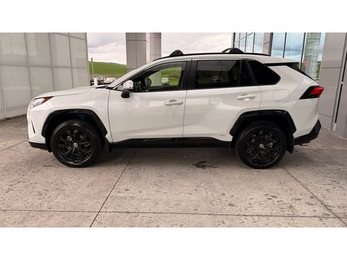 Used 2025 Toyota RAV4 SE w/ Convenience Package image 5