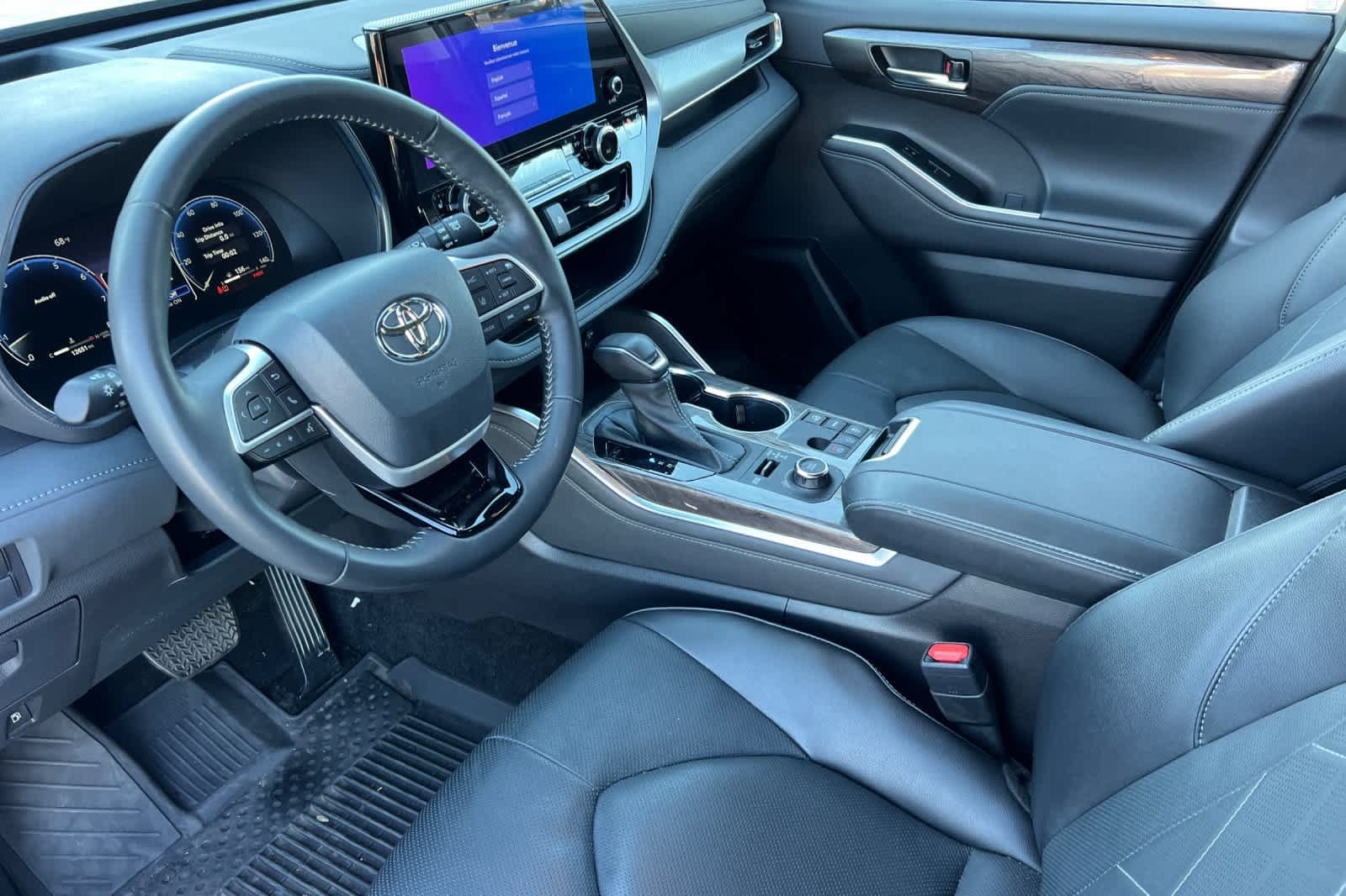 Used 2025 Toyota Highlander Platinum AWD/4WD image 9