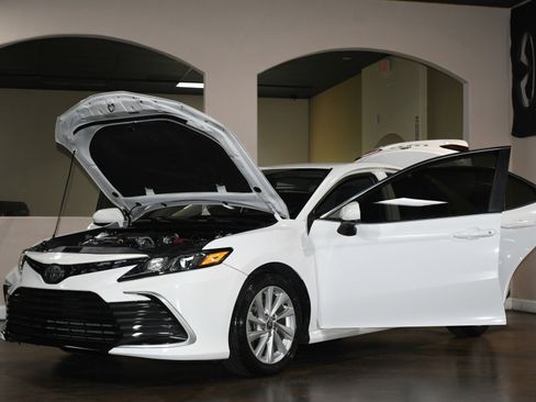 Used 2021 Toyota Camry LE image 90