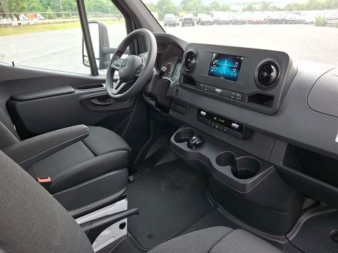 Used 2023 Mercedes-Benz Sprinter 4500 image 14