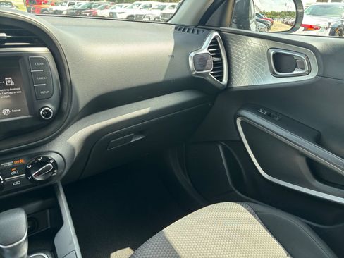 Used 2025 Kia Soul LX w/ LX Technology Package FWD image 33