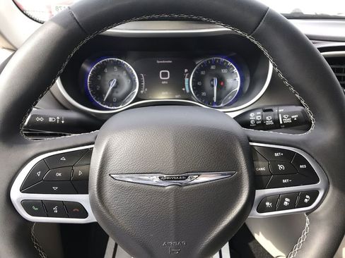 Used 2024 Chrysler Pacifica Touring-L image 14