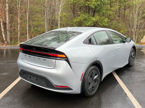 Used 2025 Toyota Prius LE FWD image 5