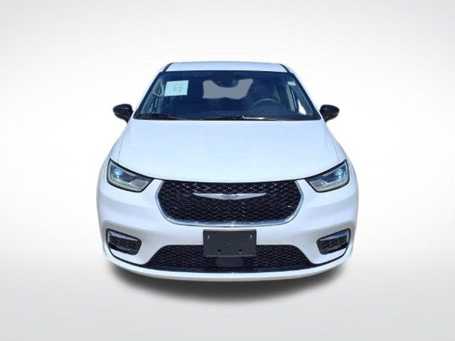 Used 2024 Chrysler Pacifica Touring-L FWD image 2