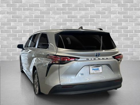 Used 2022 Toyota Sienna XLE image 3