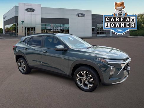 Used 2025 Chevrolet Trax LT w/ LT Convenience Package FWD image 2