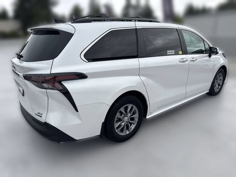 Used 2023 Toyota Sienna XLE AWD/4WD image 12