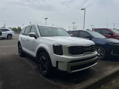 Used 2024 Kia Telluride S w/ S Sunroof Package FWD image 2
