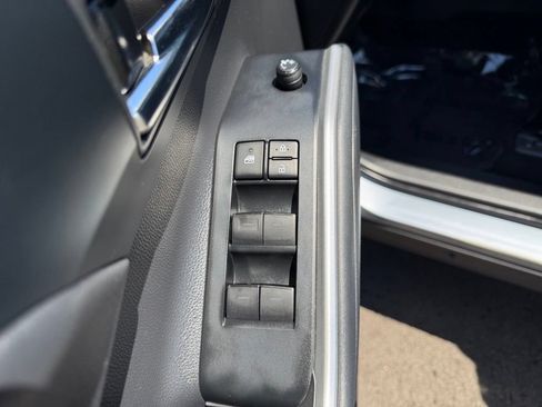 Used 2021 Toyota Highlander XLE AWD/4WD image 11