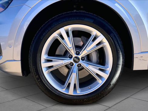 Used 2022 Audi Q8 Premium image 10