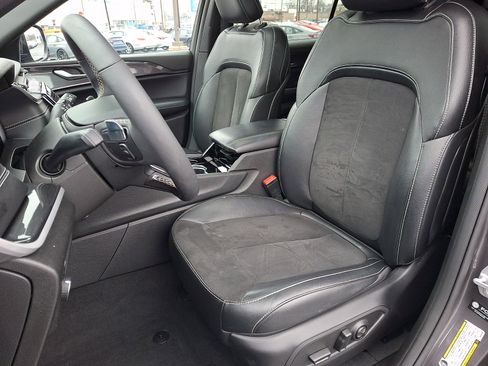 Used 2023 Jeep Grand Cherokee L Laredo image 15