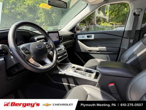 Used 2024 Ford Explorer XLT w/ Equipment Group 202A AWD/4WD image 3