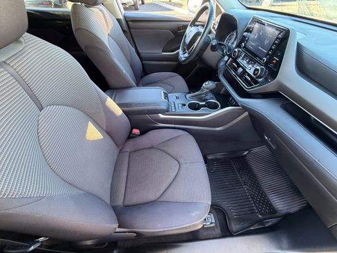 Used 2022 Toyota Highlander LE image 11