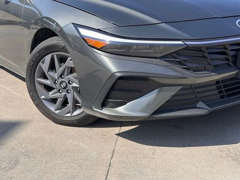 Used 2025 Hyundai Elantra Blue image 2