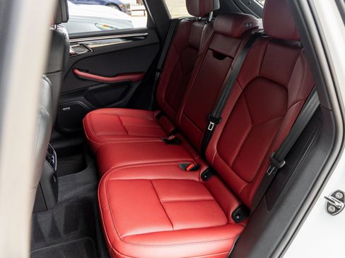 Certified 2025 Porsche Macan image 33