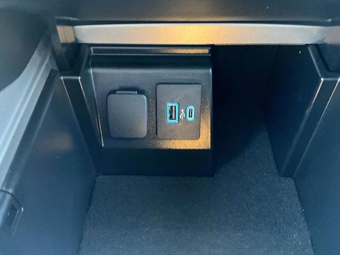 Used 2023 Ford Explorer XLT w/ Equipment Group 202A image 33