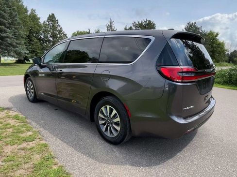 Used 2023 Chrysler Pacifica Touring-L image 3