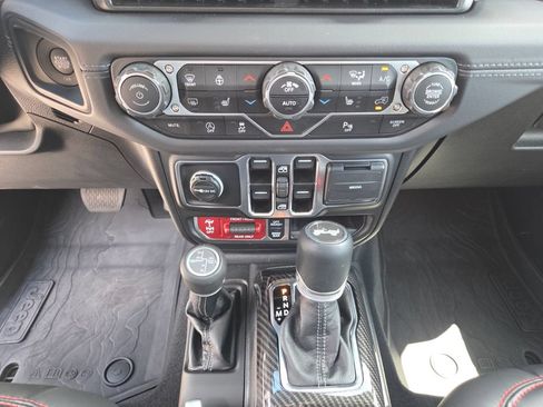 Used 2025 Jeep Wrangler Unlimited Rubicon AWD/4WD image 31