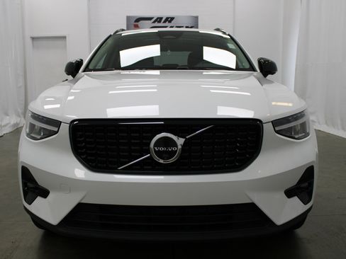Used 2025 Volvo XC40 B5 Plus image 2