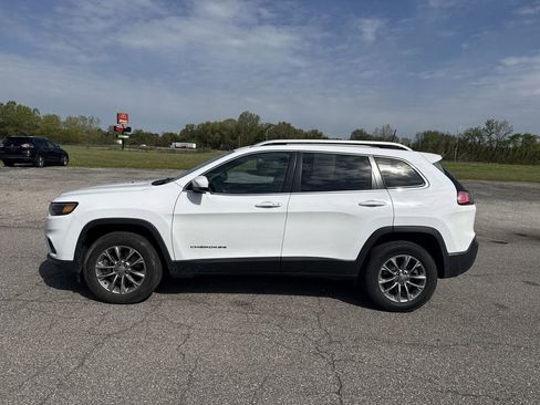 Used 2019 Jeep Cherokee Latitude Plus w/ Cold Weather Group AWD/4WD image 5