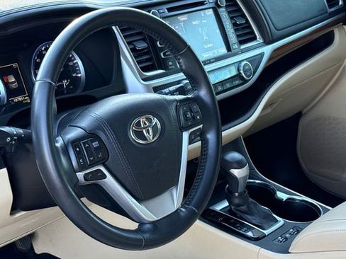 Used 2017 Toyota Highlander Limited FWD image 22