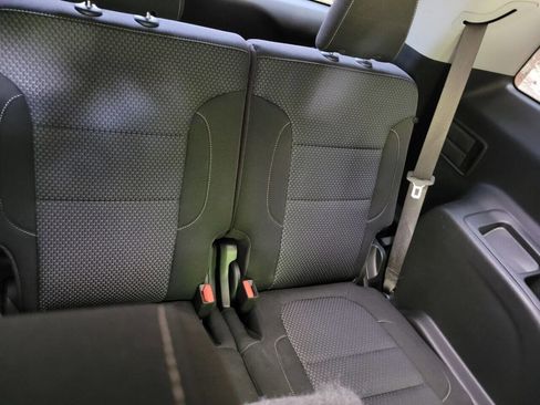 Used 2022 GMC Acadia SLE image 13