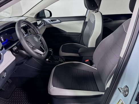 New 2025 Volkswagen Taos SE image 11