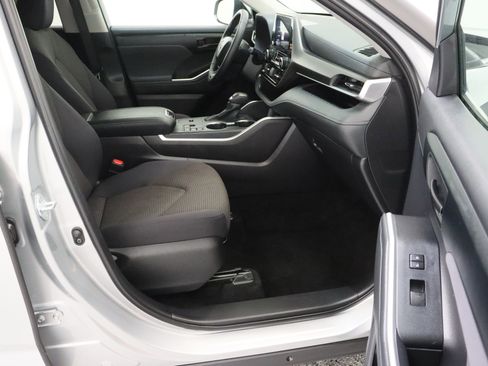 Certified 2025 Toyota Highlander LE FWD image 39