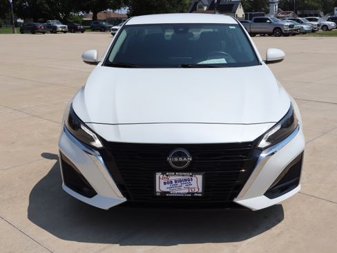 Used 2023 Nissan Altima 2.5 SV AWD/4WD image 2