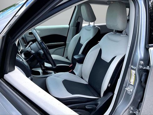 Used 2019 Jeep Compass Latitude FWD image 21