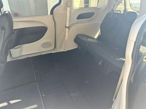 Used 2020 Chrysler Pacifica Touring-L w/ Tire & Wheel Group image 9
