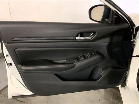 Used 2025 Nissan Altima 2.5 SV FWD image 24