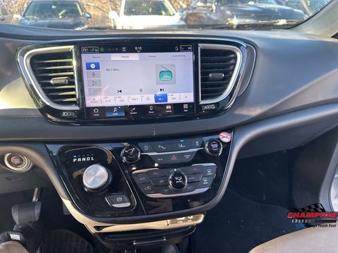 Used 2025 Chrysler Pacifica Select image 24