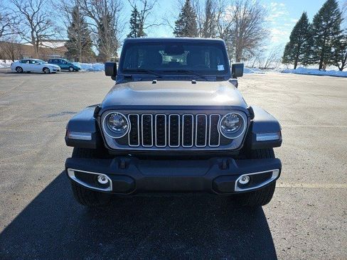 Used 2025 Jeep Wrangler Sahara image 9