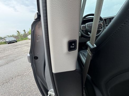 Used 2018 Chrysler Pacifica Touring-L FWD image 24
