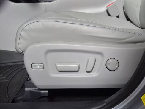 Used 2018 Toyota Highlander XLE AWD/4WD image 17