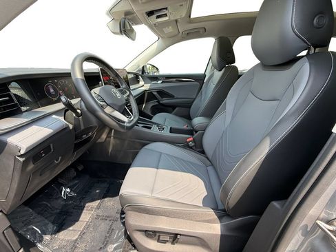 Used 2025 Volkswagen Tiguan SE AWD/4WD image 9