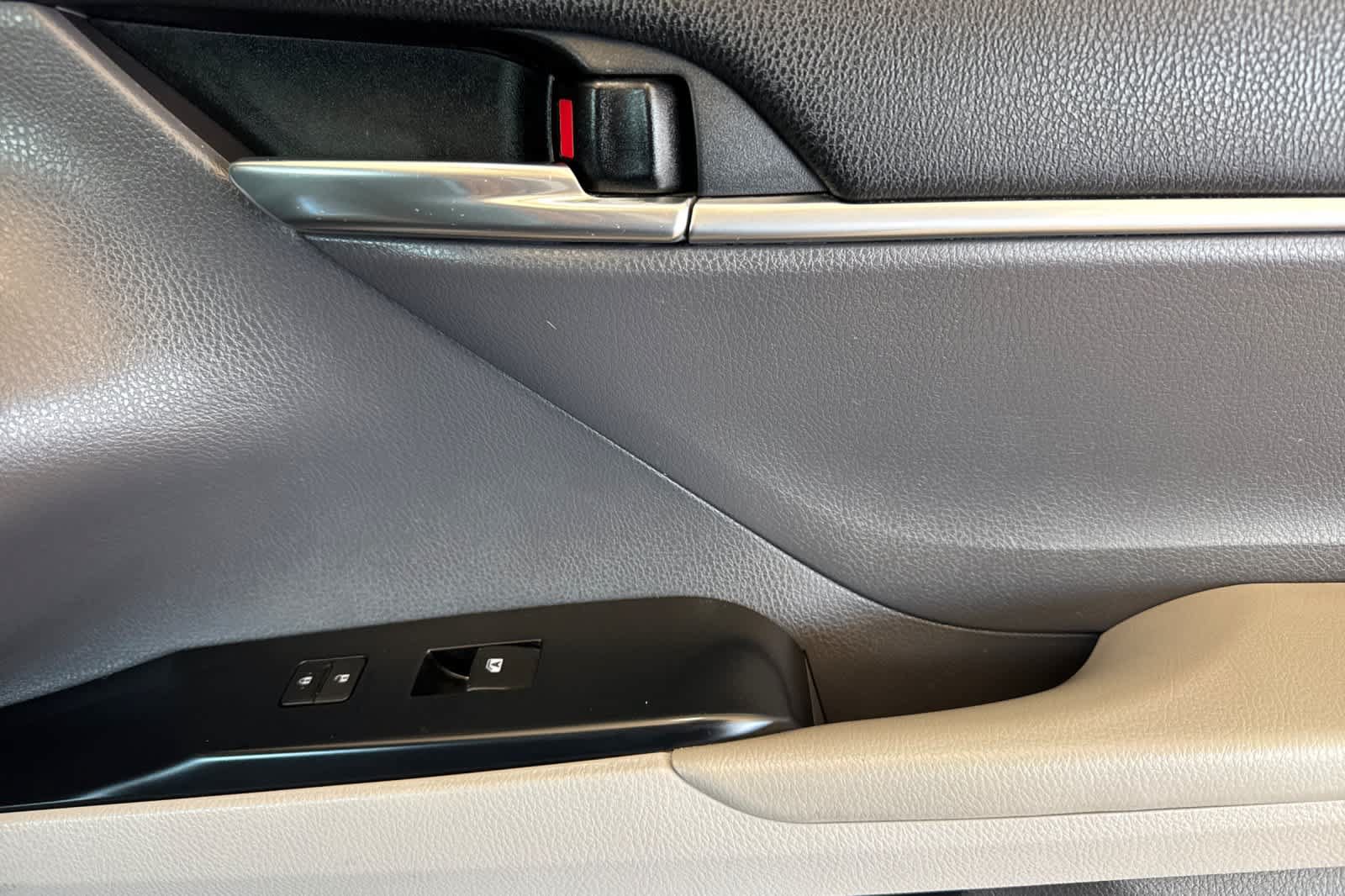 Used 2019 Toyota Camry SE w/ Carpet Mat Package FWD image 15