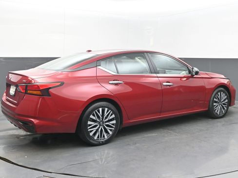 Used 2024 Nissan Altima 2.5 SV image 9