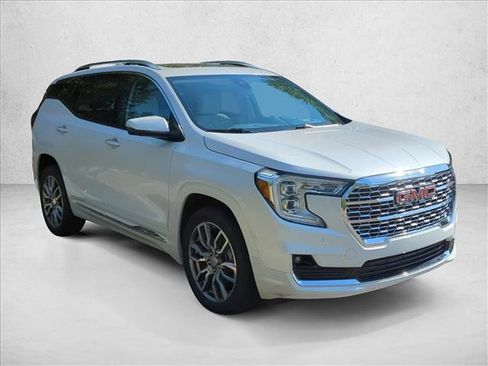Used 2024 GMC Terrain Denali w/ Denali Premium Package AWD/4WD image 3